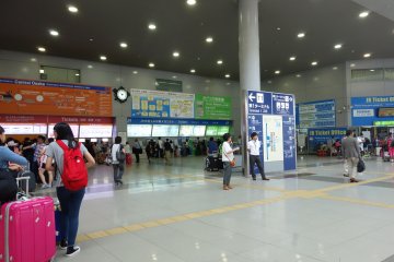<p>ที่ terminal 1 ของสนามบิน Kansai จะมีจุดเริ่มต้นเดินทางเข้าเมือง ต้องซื้อบัตร Icoca &amp; Haruka ที่นี่นะคะ</p>