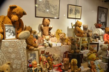 <p>Teddy bears of different eras</p>