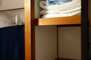 <p>ตู้เสื้อผ้าก็ใหญ่ไม่แพ้ห้อง แบบเข้าไปนอนได้อีกคนเลยนะ</p>