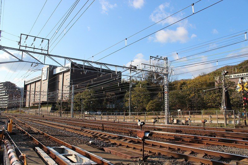 JR東海道線「山崎駅」を降り、線路伝いに歩くと、向こうに山崎蒸溜所がそびえている
