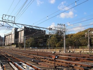 JR東海道線「山崎駅」を降り、線路伝いに歩くと、向こうに山崎蒸溜所がそびえている