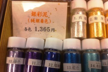<p>The gold powdered and gold leaf products are a mecca&nbsp;for locals and foreign artists alike.</p>