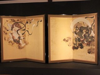 俵屋宗達作「風神雷神図屏風」。本物は京都府美術館に所蔵されている。これは超高精度技術で複製されたもの