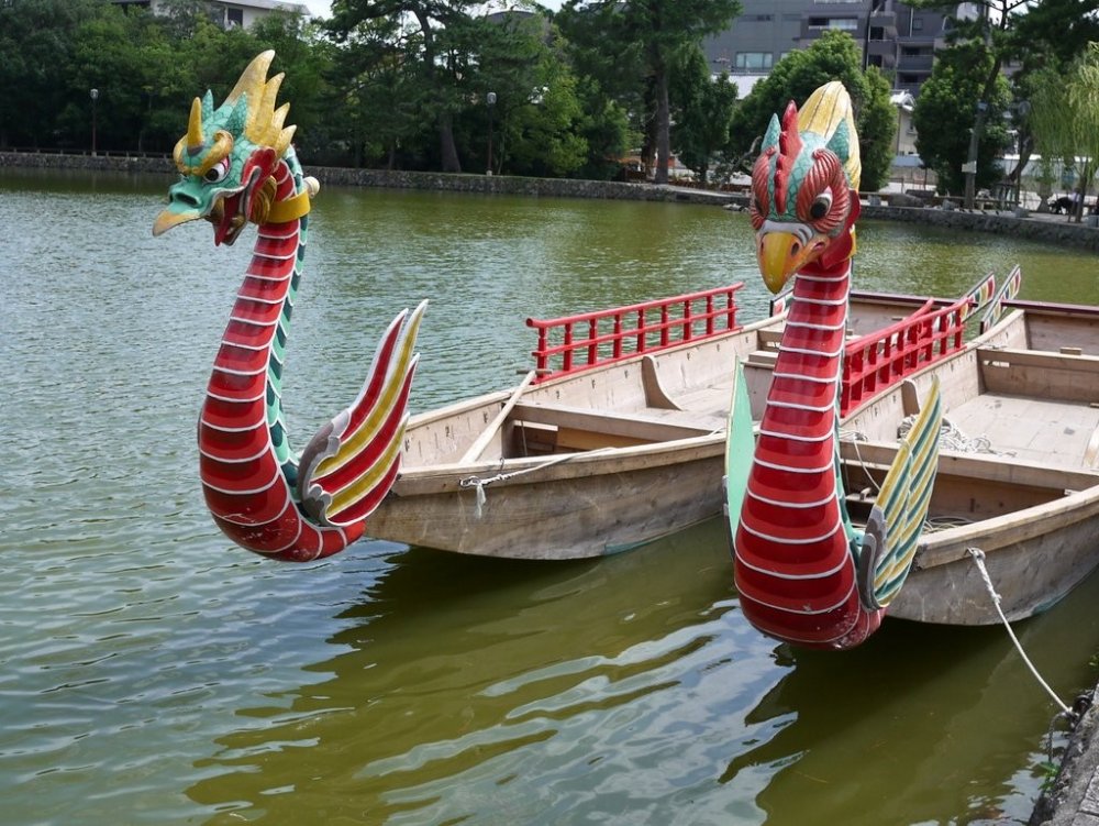 Những chiếc thuyền sử dụng cho lễ hội ở trên ao