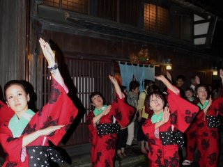 「帯のまち流し」は三国の町のそこかしこを９つの連がそれぞれに分かれて練り踊る
