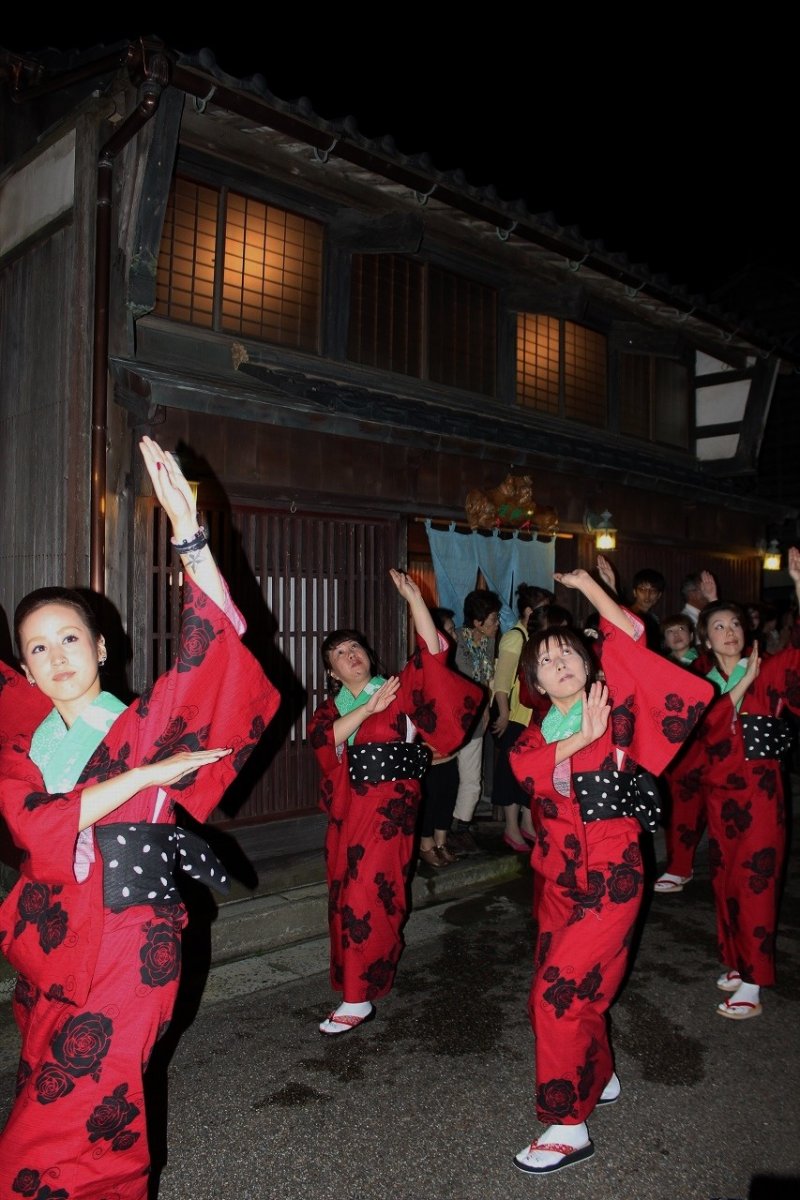 "오비노마치노나가시"는 미쿠니 마을의 그곳을 9개의 줄로 나눠서 행진한다