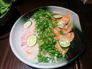 Khi ngồi tại một quán izakaya, đừng quên gọi sashimi!
