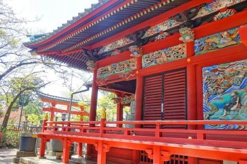 <p>อาคารสีแดง Izuna Gongen-do ที่งดงามมาก</p>