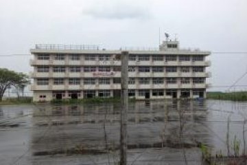 <p>Some people escaped to the roof of this elementary school</p>