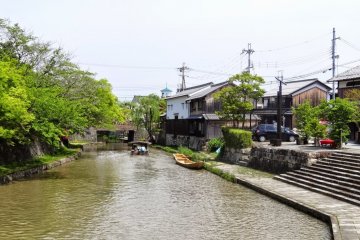 <p>There are traditional river boats waiting to take visitors for sightseeing.</p>