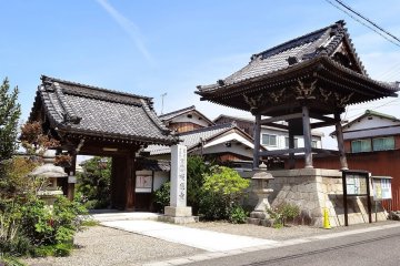 <p>Around the corner there was another small temple with a big, beautiful bell house.</p>