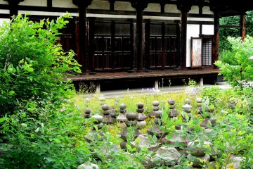 <p>The garden is full of little statues</p>