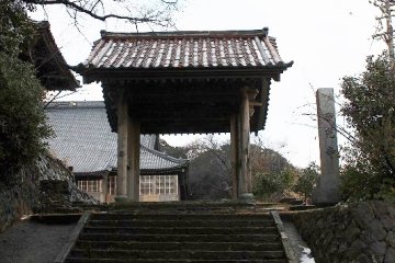 사각문. 마을지정의 중요문화재. 대부분 당나라부터 완성되었지만 건립은 에도초기를 넘기지 않았고, 마을에서도 보기 드문 모모야마 시대양식의 명건축이다