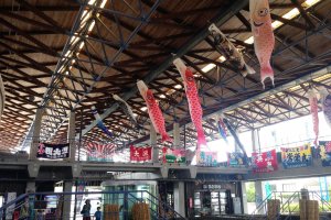 海彩館中央の吹き抜け部分には市場の水槽が設置されていて、天井からは5月のこどもの日の後だったこともあり、こいのぼりと大漁旗が飾られていた。
