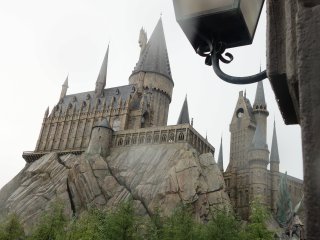 Hogwarts Castle ที่เล่นเครื่องเล่น Harry Potter and the Forbidden Journey พาคุณเข้าไปในป่าที่น่ากลัวและลงสนามแข่ง Quidditch ข้างในมีรูปพูดได้และอื่นๆที่อ่านในหนังสือ ชอบมาก