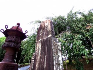 巨大灯籠と石碑