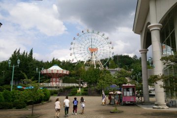 <p>The Ferris Wheel from the entrance plaza</p>