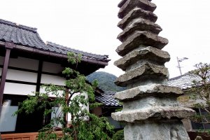 This is the stone monument to Otani Yoshitsugu. How tall!