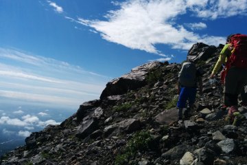 <p>Climbing Chausu-dake</p>