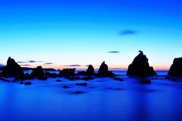 <p>Hashigui Rocks when the sky in the east began to turn white in Kushimoto town</p>