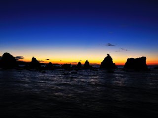 Hashigui Rocks at the crack of dawn. There is a parking lot just in front of the rocks on the beach, and you can enjoy the magnificent view from your car