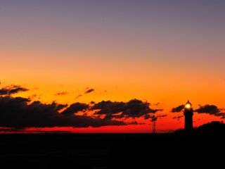 潮岬灯台と夕陽　ここ潮岬は紀伊半島の突端、隣の串本で朝陽が見られ潮岬で夕陽を楽しめる