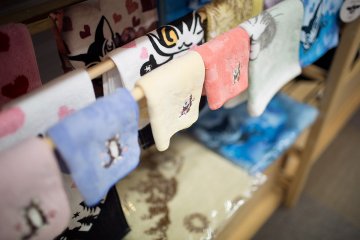 <p>Wipe away your tears of joy with a cat-themed towel</p>