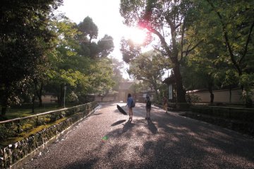 <p>Kinkaku-ji still gets visitors in bad weather</p>