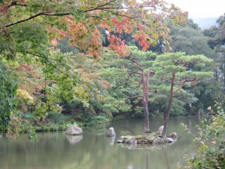 Kinkaku-ji được thiên nhiên vây quanh