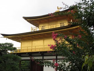 Ngôi chùa nổi bật trên nền trời xám