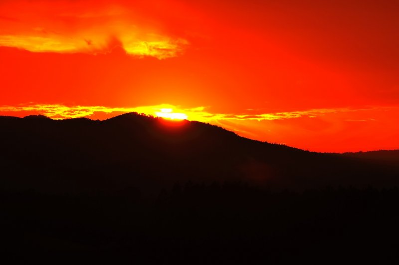 ภูเขาชิน-เอะอิ รู้จักกันดีว่ามีวิวพระอาทิตย์ตกดินที่งดงามในภูเขาของบิเอ