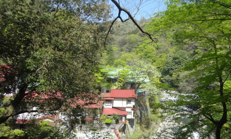 On the way down into the valley, you’ll pass by two inns; Yamato-ya (大和屋) and Taisei-kan (対星館). Keep following the path, cross a bridge and turn left. After that, the course becomes a simple mountain path.