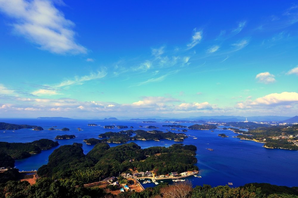 Pemandangan yang luar biasa dari Kujuku-shima ( Pulau Kujuku) dilihat dari ruang observasi di Taman Tenkaiho