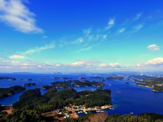 Pemandangan yang luar biasa dari Kujuku-shima ( Pulau Kujuku) dilihat dari ruang observasi di Taman Tenkaiho