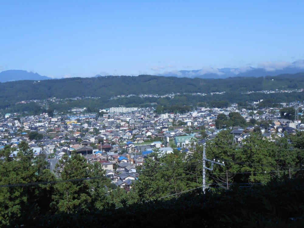 Pemandangan panorama dari restoran ke arah Timur: Kota Chichibu dan deretan pegunungan