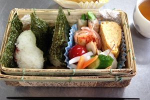 One of the lovely bento boxes you will learn to prepare. Looks so yummy!