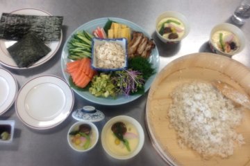 <p>Knowing how to make hand-rolled sushi is a winner for every party, even when you don&#39;t have enough time to prepare!</p>