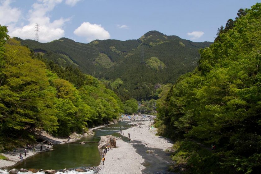 Чудесная река Тама рядом со станцией Митакэ