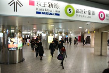 <p>ป้ายบอกทาง ในสถานีรถไฟฟ้าชินจูกุ มุ่งไปทาง รถไฟฟ้า สาย Tokyo Subway</p>