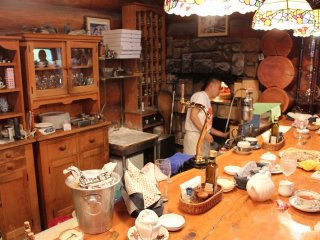 オーナーシェフの小田原さんの定位置はこの石窯の前。最大多忙の日には５００枚のピッツァを一人で焼く