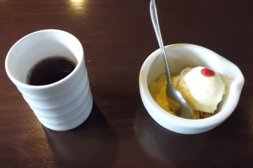 <p>My tea and dessert</p>