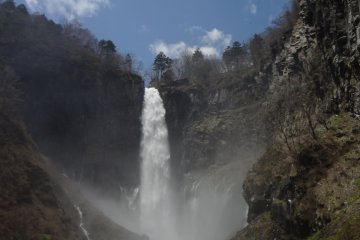 Kegon-no-taki Falls (華厳の滝) are spectacular falls that flow and drop from Chuzen-ji Lake to the Daiya River. The falls have never dried up and continue to show us their mystic beauty throughout the year.