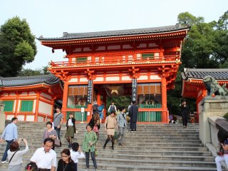 八坂神社・西の山門である楼門 。 明応6年（1497年）の建立である。西楼門とも称する。本殿の西方、四条通りの突き当たりに建つ。切妻造の楼門（2階建て門）で、国の重要文化財