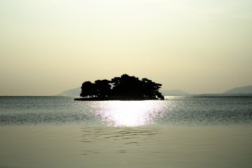 ก่อนพระอาทิตย์จะตกดิน เกาะโยะเมะกะชิมะสดใสด้วยแสงสีเงิน
