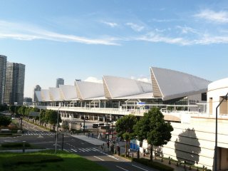 Desain Pacifico Exhibition Hall yang berdiri diantara menara Yokohama yang tinggi