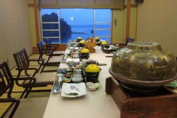 <p>아름답게 꾸며져있는 단체 전용의 식당 방.&nbsp;정교하게 준비되어 있는 일본 전통 음식을 음미할 수 있다.</p>