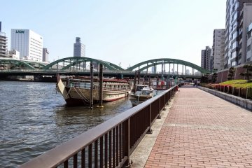 <p>The green Umayabashi Bridge with one of the Yakatabune.</p>