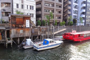 <p>กระท่อมไม้เก่าๆ ที่สะพานยะนะกิบะชิ (Yanagibashi)</p>
