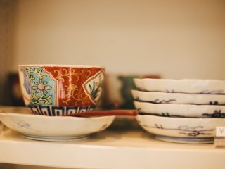 Bộ sưu tập đồ cổ Muromachi bao gồm những chiếc chén Nhật Bản tinh tế và gốm sứ Arita từ Kyushu.