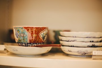คอแล็คชั่นในร้านแอนทีคมุโระมะชิรวมไปถึงถ้วยญี่ปุ่นและเครื่องถ้วยชามอะริตะจากคิวชู